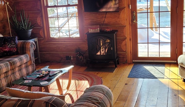 Cozy 3 bedroom chalet cabin on the beautiful Crowe River
