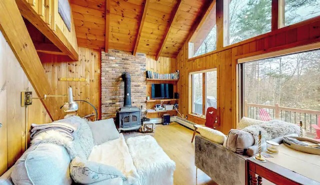 Cozy 3-bedroom chalet on beautiful Lake Rescue