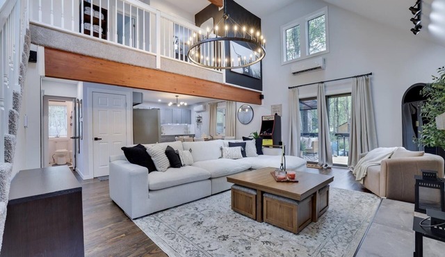 Cozy 3-bedroom chalet with WiFi and AC in delightful Tobyhanna.
