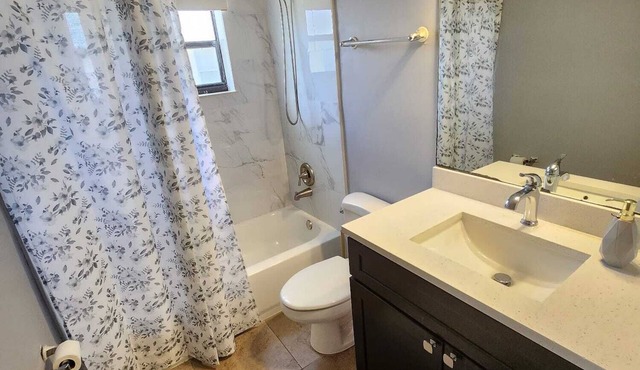 Cozy 3-bedroom condo in fabulous Coral Springs with WiFi, AC