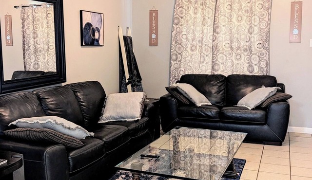 Cozy 3-bedroom condo with WiFi, AC in adorable Longview. Long stays welcomed