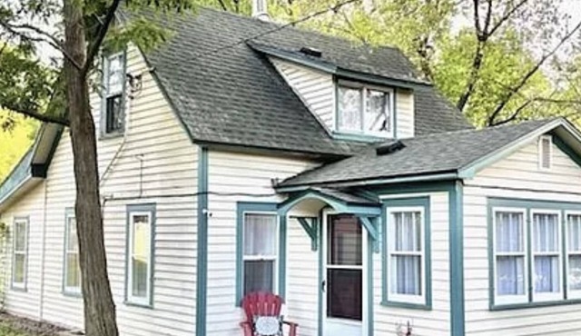 Cozy 3 Bedroom Cottage 2 Blocks From Lake, Firepit, Boat and Snowmobile Parking