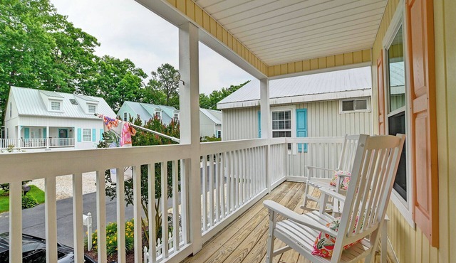 Cozy 3 Bedroom Cottage located in the Clearwater Community! Dog Friendly, Community Pool, Short Drive to the Beach!