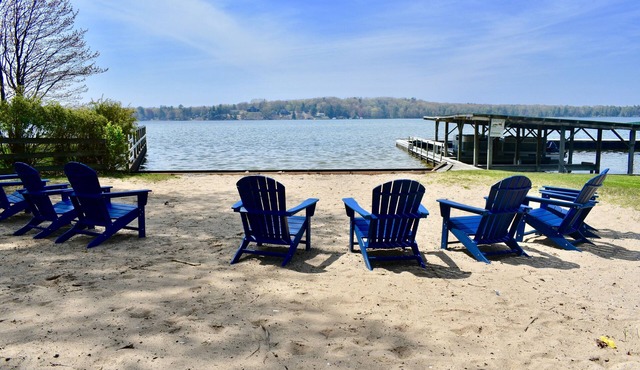 Cozy 3-bedroom Cottage, Vacation Lane, on Beautiful Hamlin Lake!