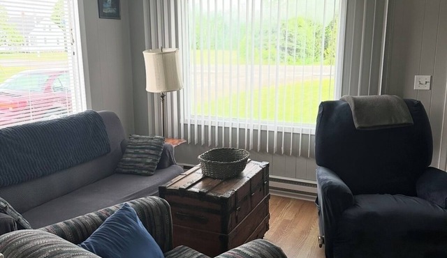 Cozy 3 bedroom cottage near several local beaches