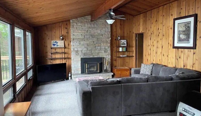Cozy 3 bedroom cottage with spectacular lake views