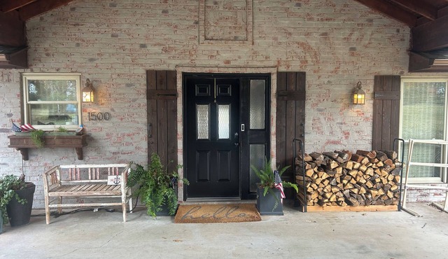 Cozy 3-bedroom cottage in lovely Tool on Cedar Creek Lake