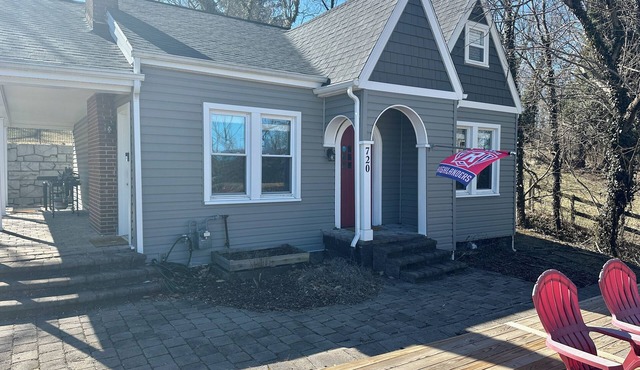Cozy 3-bedroom cottage right off campus with stunning view of Radford University