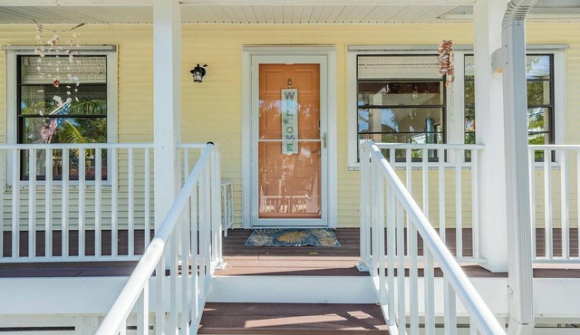 Cozy 3-bedroom cottage in beautiful Sanibel with AC, WiFi, and private deck