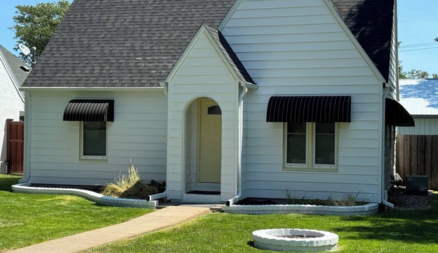 Cozy 3-bedroom cottage with AC and WiFi in central McCook location