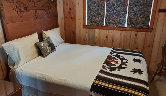 Cozy 3-bedroom cottage with private sandy beach, fire pit and relaxing patio