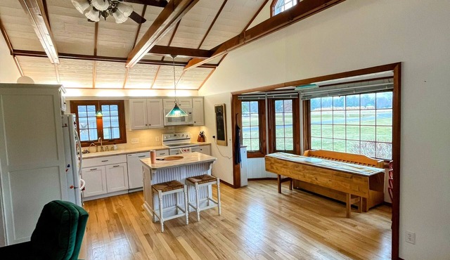 Cozy 3-bedroom country house minutes from Knox and Monmouth Colleges!