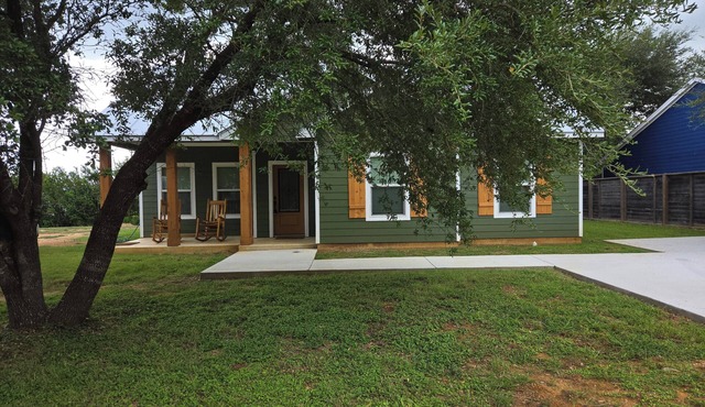 Cozy 3 bedroom country cottage in peaceful Lexington, TX