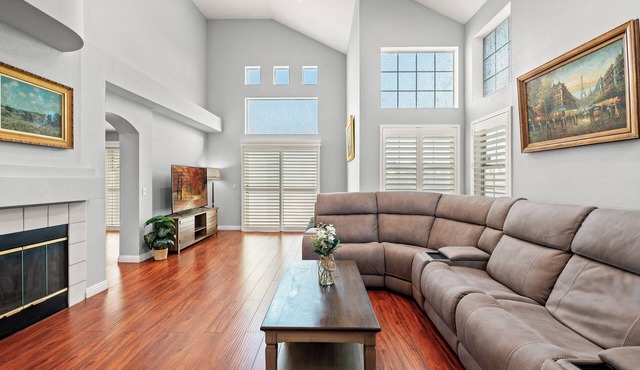 Cozy 3-Bedroom Family Home Clean, Spacious & Convenient Location 6 Beds