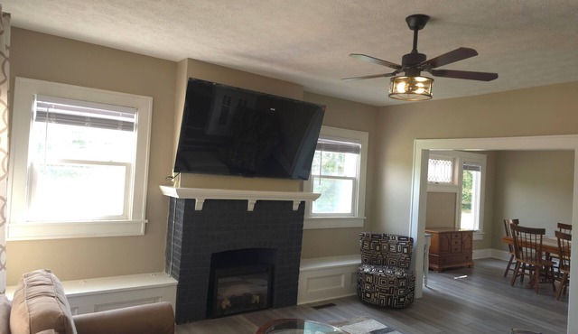 Cozy 3 bedroom Farmhouse in Delaware Ohio, On the Golf Course. Near OWU!