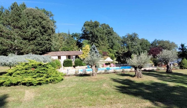 Cozy 3 bedroom villa with a swimming pool in village of Lacapelle Biron.