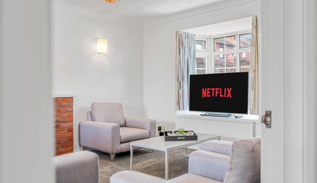 Cozy 3 Bedroom Retreat Family-Size House