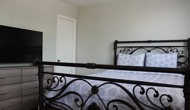 Cozy 3 Bedroom/Great Location! Parking incl.