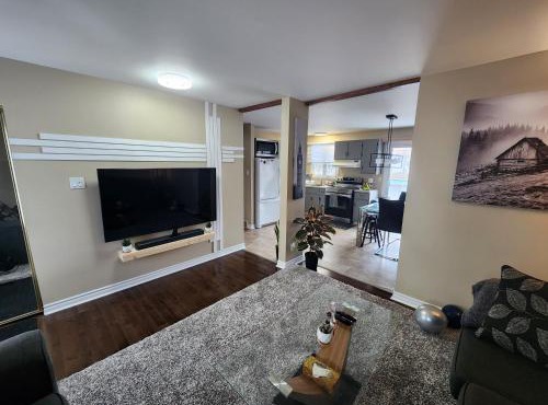 Cozy 3-Bedroom Haven, Private Pool & Parking !