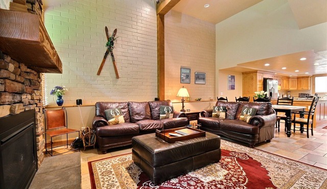 Cozy 3 bedroom heating/air-conditioned townhome minutes from ski Resort & town