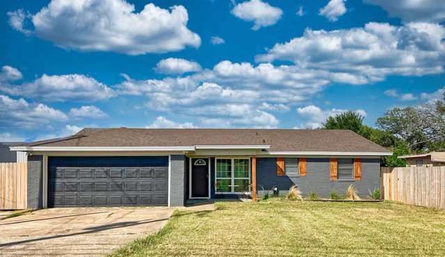 Cozy 3-bedroom home - 12 min to downtown - Fenced yard and fire pit