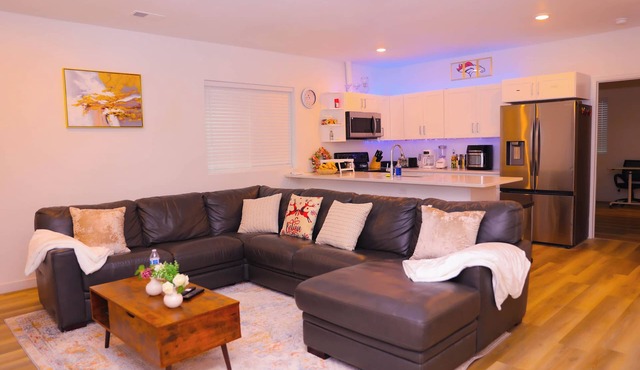 Cozy 3-Bedroom Home, 3 Min to Aurora’s Gaylord, 10 Min to Denver Airport!