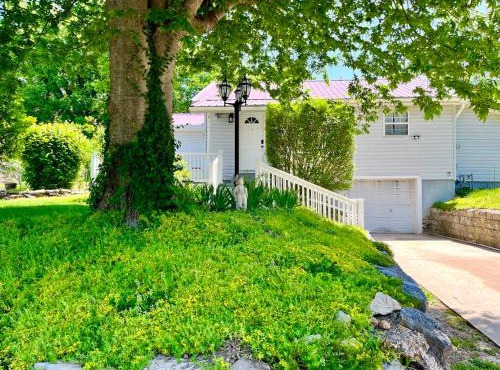 Cozy 3 Bedroom Home a short walk to Main Street Shadow Lake Dance Night Club