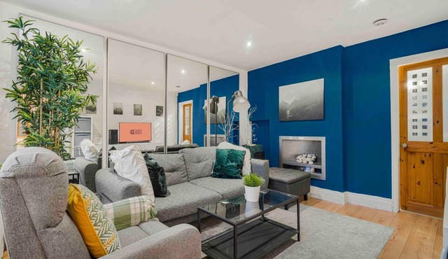 Cozy 3-Bedroom Home in Droylsden