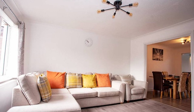 Cozy 3-Bedroom Home in Luton