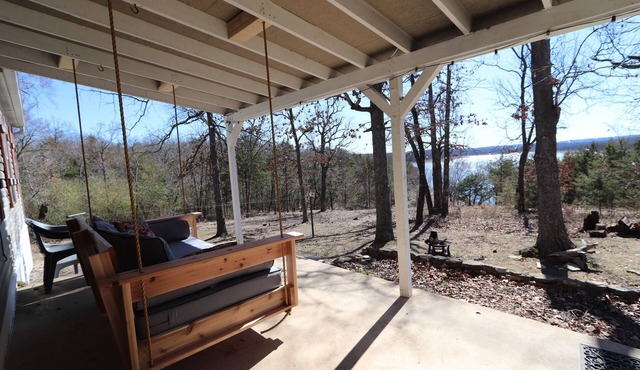 Cozy 3-bedroom home on beautiful Bull Shoal with WiFi, AC