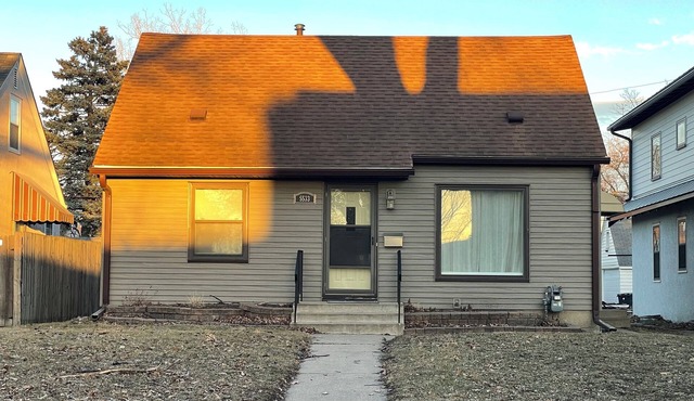 Cozy 3 bedroom home near airport/Mall of America/Lake. Quiet neighborhood.