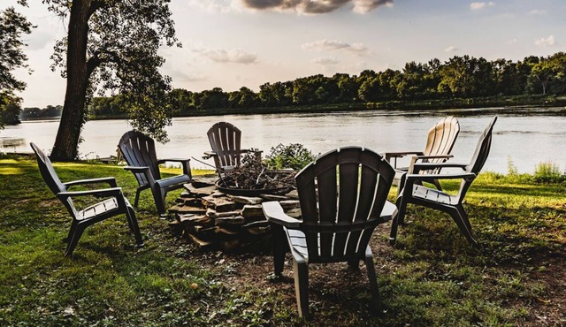 Cozy 3-bedroom home on the waterfront, dog friendly!