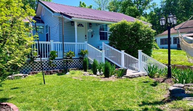 Cozy 3 Bedroom Home walking distance to Shadow Lake Nightclub and Elk River!