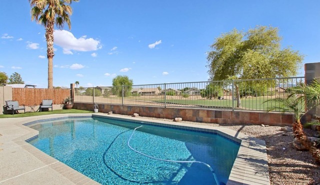 Cozy 3 bedroom home with private heated pool on a golf course with mountain view