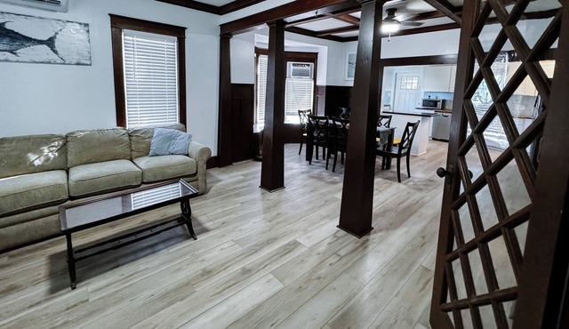 Cozy 3-bedroom house central to Rockport & Port Aransas with WiFi, AC, Fire pit