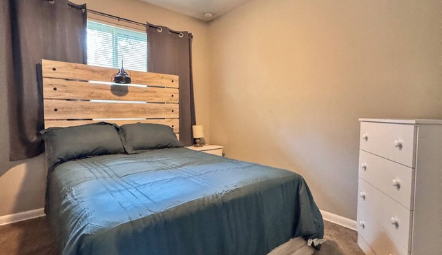 Cozy 3-bedroom house in peaceful Jacksonville with AC, WiFi