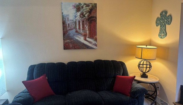 Cozy 3-bedroom house. Short drive to Kansas City Stadium. Great for FIFA fans!