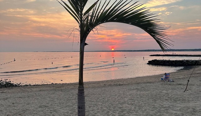 Cozy 3-bedroom house, front porch & super close to ocean.