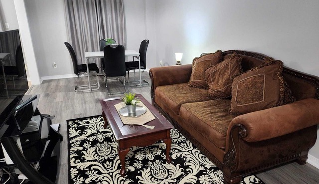 Cozy 3-Bedroom House, Walking Distance Near Ridgeway/Eglinton Plaza's Dining Hub