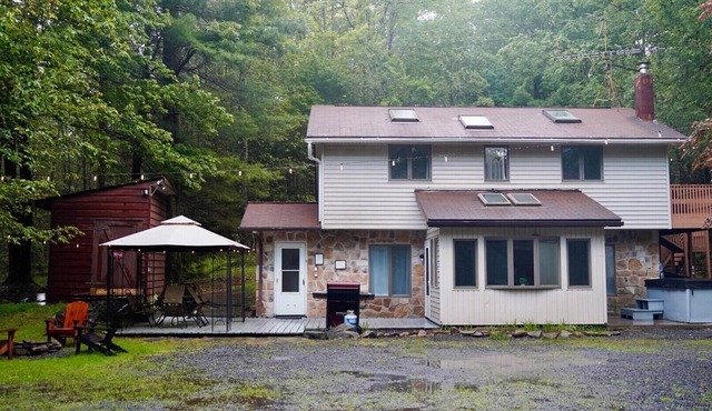 Cozy 3-bedroom house in secluded area of Pocono Lake!