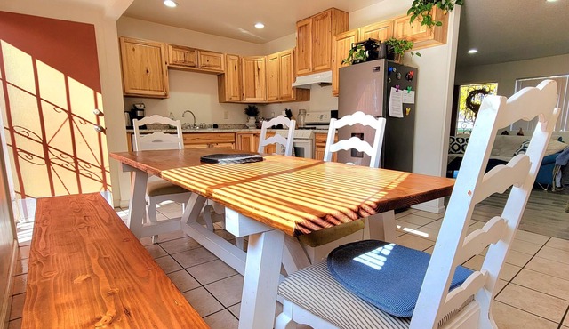 Cozy 3 Bedroom House, Family and Pet Friendly