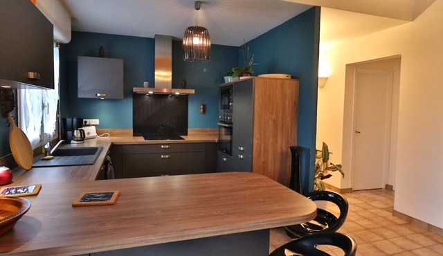 Cozy 3-bedroom house, garden, near beaches & town, WiFi, parking
