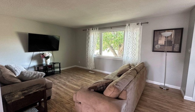 Cozy 3-bedroom house in amazing The Pas with WiFi, great for working crews