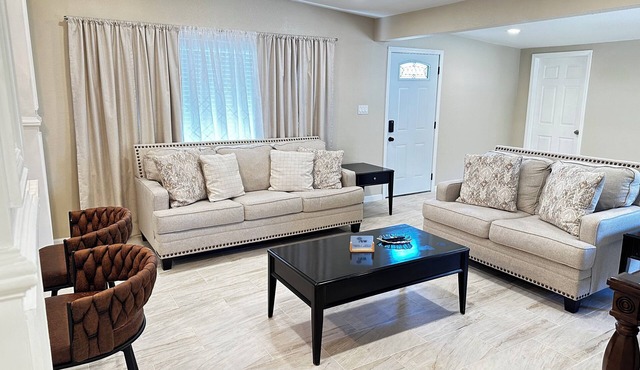 Cozy 3-bedroom house in gorgeous Hobbs with AC, fast wifi and pet friendly.