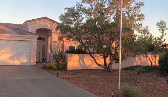 Cozy 3-bedroom house in Page with onsite parking for 4 vehicles with trailers.
