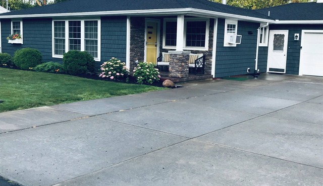 Cozy 3 bedroom house in quaint Private Van Buren Bay Lake Community