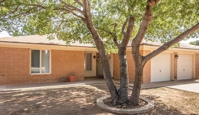 Cozy 3-bedroom house in charming Lubbock with AC