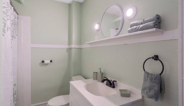 Cozy 3-bedroom house in charming Oswego close to everything, long stays allowed