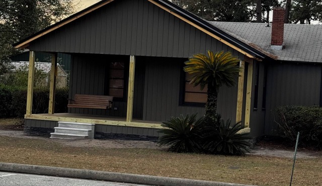 Cozy 3 Bedroom House Next To The Train Tracks