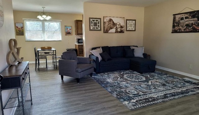 Cozy 3-bedroom house near I-70. Close to downtown Topeka and Lake Shawnee.